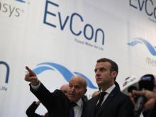 Emmanuel Macron (D) écoutant Issad Rebrab, patron du groupe algérien Cevital, près de Charleville-Mézieres le 7 novembre 2018.