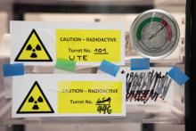 Une étiquette mentionnant la présence de matériaux radioactifs dans un laboratoire de l'AIEA, près de Vienne, le 8 juin 2018