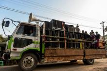 Un camion bardé de haut-parleurs à Rangoun le 21 novembre 2018