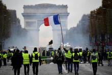 Les "Gilets jaunes" manifestent sur les Champs-Elysées à Paris le 24 novembre 2018