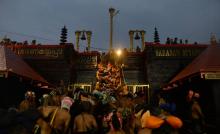 Des fidèles hindous grimpent les 18 marches d'or permettant d'accéder au temple de Sabarimala, désormais accessible aux femmes, le 16 novembre 2018