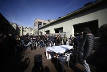 Un migrant s'adresse à des journalistes au cours d'une conférence de presse improvisée dans un squat dans une usine désaffectée en périphérie de Rome, le 14 novembre 2018.