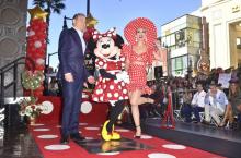 Le PDG du groupe Disney Bob Iger pose avec Minnie sur le Walk of Fame à Hollywood, le 22 janvier 2018