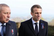 Le président Emmanuel Macron (D) et le maire de Les Eparges Xavier Pierson lors d'une cérémonie marquant le centenaire de la Première Guerre mondiale, le 6 novembre 2018