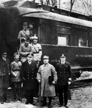 Les signataires de l'armistice posent devant le wagon du maréchal Foch (centre)