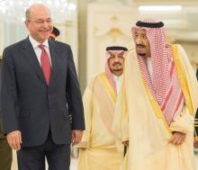 Photo fournie par le bureau du président irakien Barham Saleh (G) le montrant lors de sa rencontre avec le roi saoudien Salmane (D) à Ryad, le 18 novembre 2018