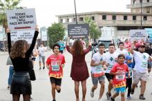 Des militantes brandissent des pancartes contre le viol et les agressions sexuelles, lors du 16e marathon de Beyrouth, au Liban, le 11 novembre 2018