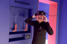 Un joueur teste un jeu, dans le "parc d'aventures en réalité virtuelle" conçu par la société Ymagis, à La Villette, à Paris, le 12 novembre 2018