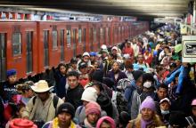 Des migrants de la "caravane" dans le métro de Mexico, le 10 novembre 2018