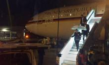 La chancelière allemande Angela Merkel descend de son avion le 29 novembre 2018 au soir à l'aéroport de Cologne après un atterrissage d'urgence