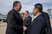 Le secrétaire d'Etat américain Mike Pompeo (g) et Kim Yong Chol, bras droit du dirigeant nord-coréen Kim Jong Un, le 7 juillet 2018 à l'aéroport de Pyongyang, en Corée du Nord