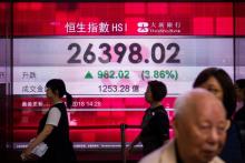 A Hong Kong, le 2 novembre 2018, devant un écran géant indiquant les évolutions des indices de la Bourse chinoise