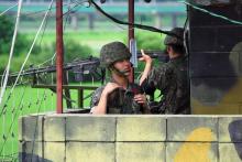 Des soldats sud-coréens montent la garde près de la zone démilitarisée (DMZ) séparant les deux Corée