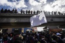 Des migrants d'Amérique centrale manifestent sur le pont El Chaparral, à Tijunana au Mexique, le 22 novembre 2018