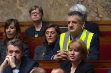 Jean Lassalle en gilet jaune à l'Assemblée nationale, à Paris le 21 novembre 2018