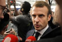 Emmanuel Macron répondant aux médias, lors de la visite d'une usine Renault près de Maubeuge, le 8 novembre 2018, durant la semaine de commémoration du centenaire de la Grande Guerre.
