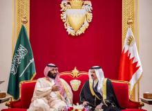 Une photo fournie par le palais royal saoudien montrant le prince héritier Mohammed ben Salmane reçu par son allié le roi Hamad de Bahreïn le 25 novembre 2018