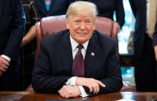 Le président des Etats-Unis Donald Trump a envisagé pour la première fois de ne pas infliger de taxes douanières supplémentaires sur les importations chinoises, dans le bureau oval à la Maison Blanche