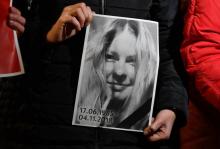 Une photo de la militante ukrainienne anticorruption Kateryna Gandziouk, décédée après une attaque à l'acide, tenue par un manifestant devant le ministère de l'Intérieur ukrainien à Kiev le 4 novembre