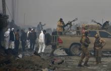 Des membres des forces de sécurité afghanes sur les lieux d'un attentat, le 29 novembre 2018 à Kaboul