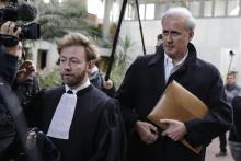 L'ex-secrétaire d'Etat Georges Tron (d) et l'avocat Eric Dupond-Moretti (g) au tribunal de Bobigny (Seine-Saint-Denis), le 12 décembre 2017