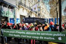 Des militants de l'organisation altermondialiste Attac se sont rassemblés le 18 novembre 2018 devant l'Apple Store sur les Champs-Élysées, pour dénoncer les pratiques d'évasion fiscale de multinationa
