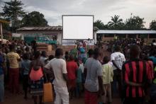Des habitants d'un village de Pygmées baka attendent la projection d'un film sur l'écran géant du Cinéma numérique ambulant (CNA), le 31 octobre 2018 près de Bayanga, en Centrafrique