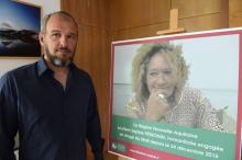 Sébastien Chadaud-Pétronin devant une photo de sa mère Sophie Pétronin, otage au Mali, à Bordeaux le 29 août 2018