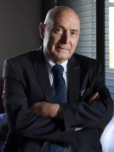 Alain Sitbon pose au siège du Centre de relations publiques et sociales (CRPS) à Rillieux-la-Pape près de Lyon, dans le Rhône, le 18 octobre 2018