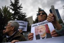 Des manifestants brandissent un portrait de Jamal Khashoggi lors d'une manifestation devant le consulat saoudien à Istanbul, Turquie, le 9 octobre 2018