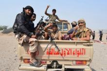 Des members des forces progouvernementales au Yémen posent pour une photo alors qu'ils avancent en direction de la ville de Hodeida (ouest) contrôlée par les rebelles, alors que la bataille pour la re