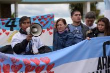 Des proches des membres de l'équipage du sous-marin San Juan manifestent devant la base de la Marine à Mar del Plata, en Argentine, le 17 novembre 2018