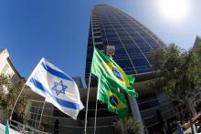 Photo des drapeaux israélien et brésilien devant l'ambassade du Brésil à Tel-Aviv, prise le 28 octobre 2018