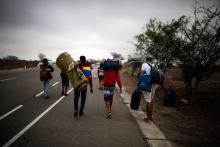 Des migrants vénézuéliens sur une route à Tumbes, près de la Frontière entre le Pérou et l'Equateur, le 1er novembre 2018