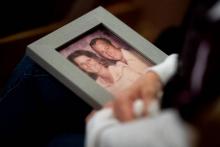 Laura Martin tenant une photo de son père, décédé dans les incendies de Californie, lors d'une veillée funèbre à Chico, en Californie, le 18 octobre