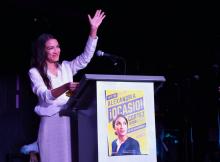 Alexandria Ocasio-Cortez, élue à 29 ans à la Chambre des représentants, s'adresse à ses supporters à New York, le 6 novembre 2018.