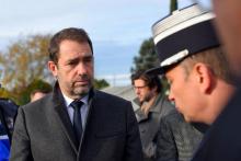 Le ministre de l'Intérieur Christophe Castaner avec des gendarmes au péage de Virsac le 29 novembre 2018