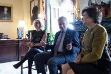 Le chef des démocrates au Sénat, Chuck Schumer, rencontre les sénatrices élues Kyrsten Sinema et Jacky Rosen le 13 novembre 2018