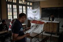 Un électeur s'apprête à voter pour la présidentielle malgache, à Antananarivo, le 7 novembre 2018.