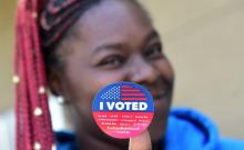 Une électrice afro-américaine montre un autocollant "J'ai voté" lorsc des élctions de mi-mandat aux Etats-Unis le 6 novembre 2018 à Los Angeles (Californie, ouest)