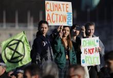 Des manifestantes demandent "l'action" contre le changement climatique, à Londres, le 17 novembre 2018