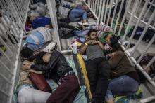 Des migrants vénézuéliens dorment en attendant l'ouverture d'un salon de l'emploi pour les Vénézuéliens à Medellin, en Colombie, le 27 septembre 2018