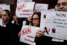 Des avocats français manifestent devant le tribunal de Bobigny, pour protester contre la réforme de la justice, le 15 novembre 2018
