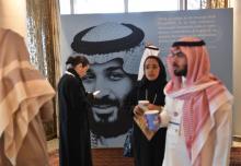 Photo de participants au Misk Global Forum, une conférence de la jeunesse saoudienne, devant un portrait du prince héritier saoudien Mohammed ben Salmane,à Ryad, le 14 novembre 2018