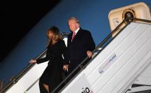 Le président américain Donald Trump et son épouse Melania arrivent à l'aéroport d'Orly le 9 novembre 2018