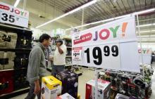 Des acheteurs dans les allées d'un magasin Big Lots pendant les soldes du "Black Friday", le 22 novembre en Californie