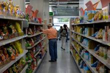 Des personnes font des courses dans un supermarché de Caracas, le 23 août 2018