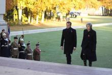 Emmanuel Macron devant le mémorial de l'"anneau de la mémoire" à Ablain-Saint-Nazaire, le 8 novembre 2018