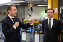 Emmanuel Macron (g) et le PDG de Renault Carlos Ghosn, dans une usine Renault à Maubeuge le 8 novembre 2018