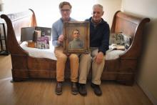 Patrice Retour et son cousin Hervé Graffe tiennent le portrait de leur grand-père Maurice Retour, le 8 octobre 2018 à Nantes